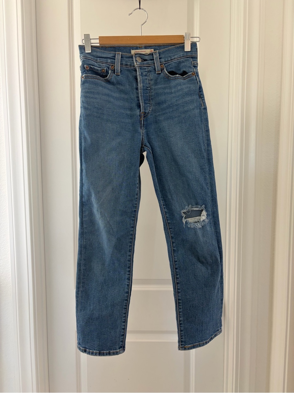 Levi's Wedgie High-Rise Straight Jeans - Medium Blue with Knee Rip